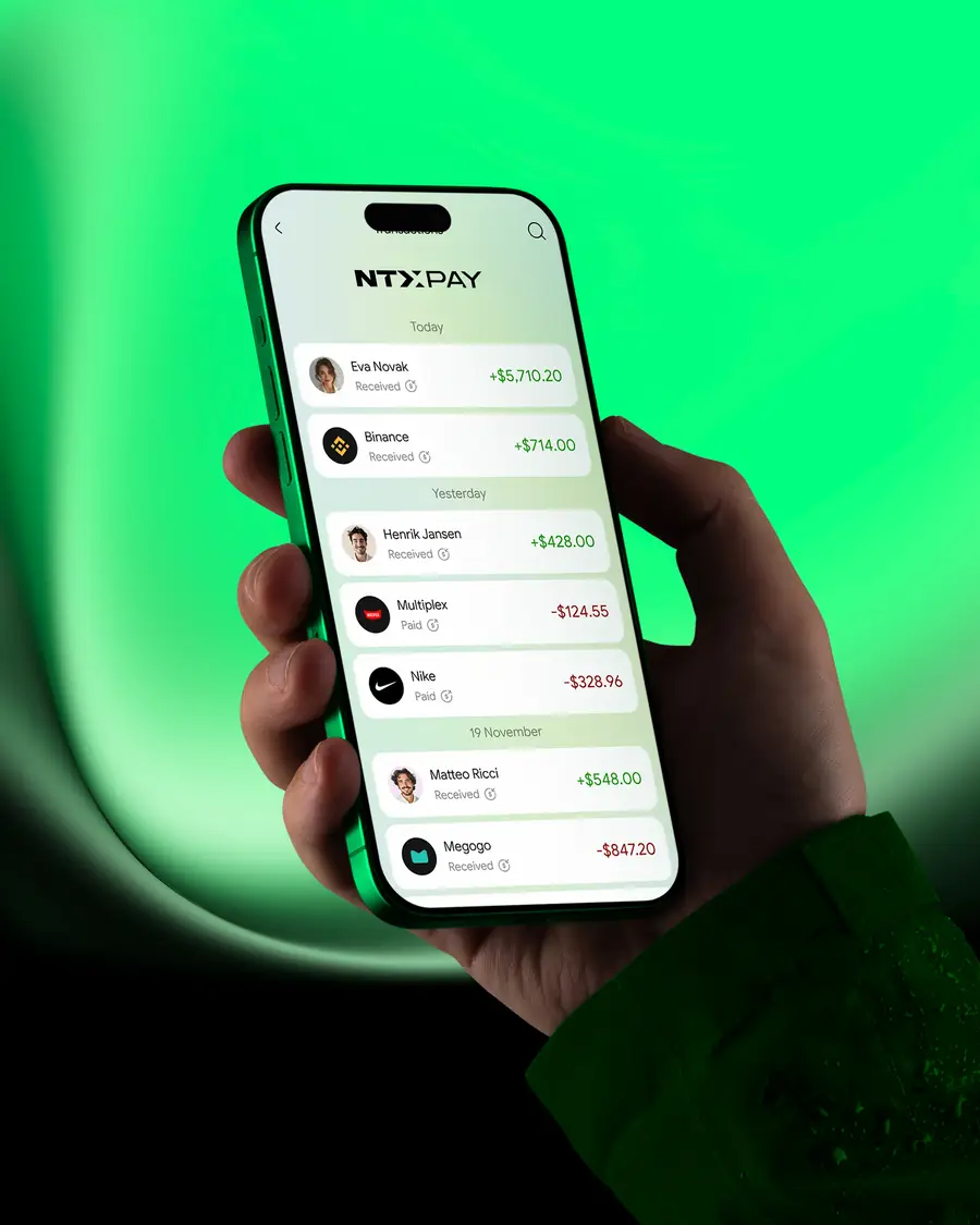 Profissional usando o aplicativo NTX Pay no celular